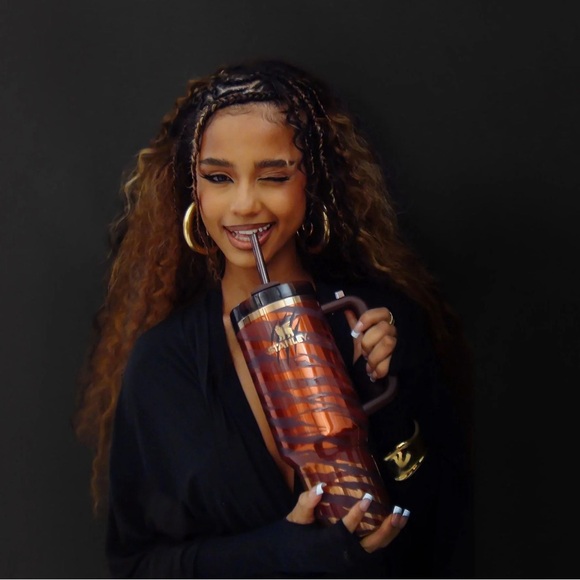 STANLEY x TYLA 40 oz Quencher~ BNIB 🔥🔥🐅🍃😍 ❌SOLD OUT! - Picture 6 of 17